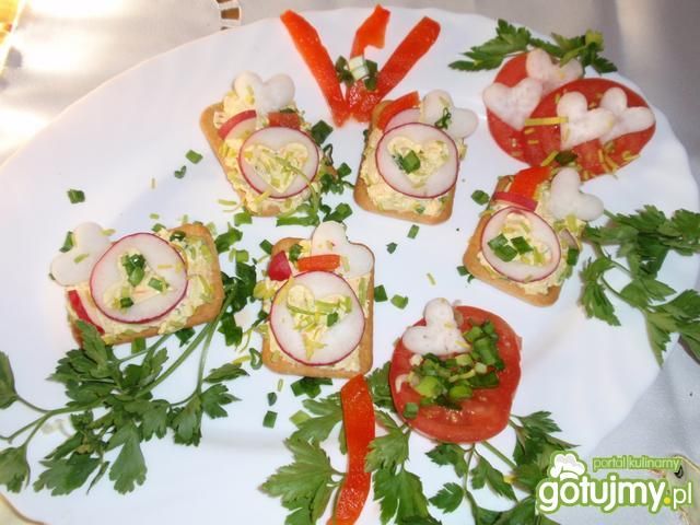 Pasta jajeczno serowana krakersach