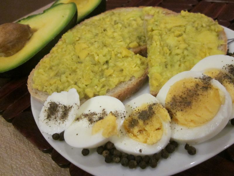 Pasta kanapkowa z awokado i ogórka kiszonego