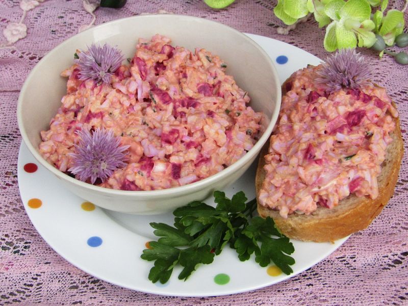 Pasta kanapkowa z jajkiem i buraczkami