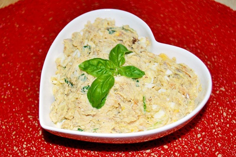 Pasta kanapkowa z makreli, jajek i jabłka Pasta kanapkowa z makreli, jajek i jabłka