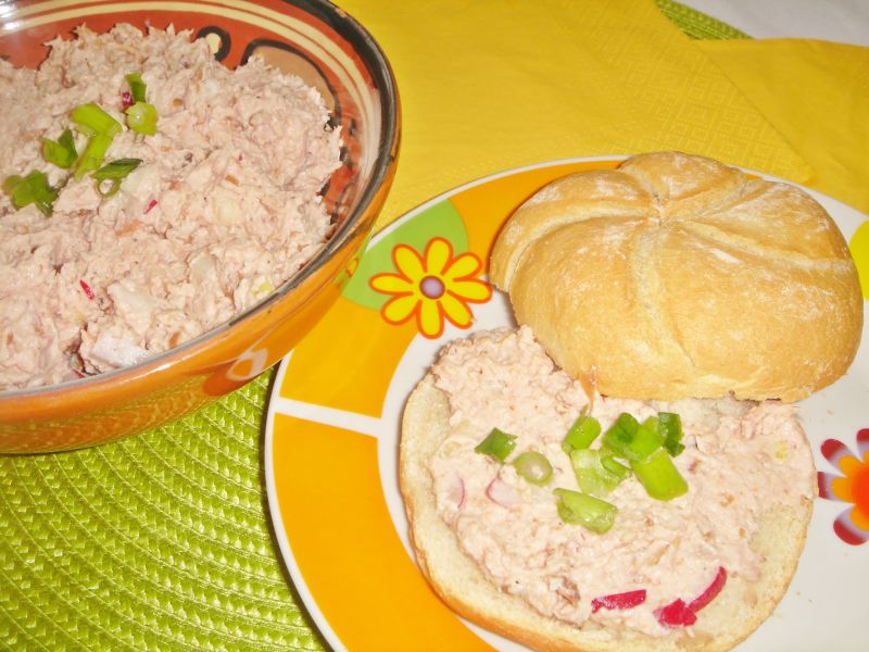 Pasta kanapkowa z wędzonego kurczaka