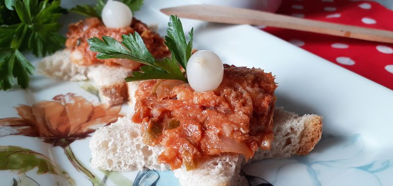 Pasta rybna na bogato z oliwkami i cebulką 