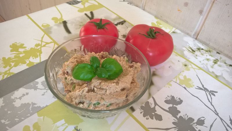 Pasta rybna z suszonymi pomidorami i bazylią Pasta rybna z suszonymi pomidorami i bazylią