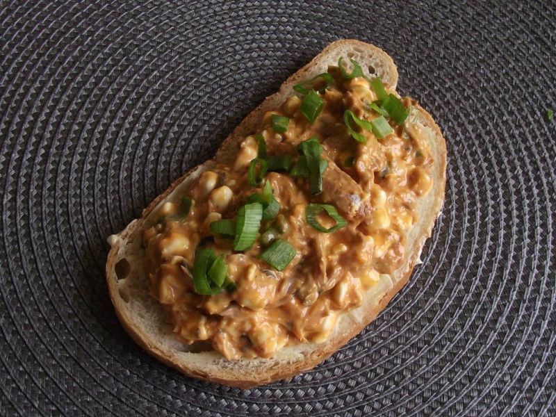 Pasta rybna z twarożkiem i migdałami