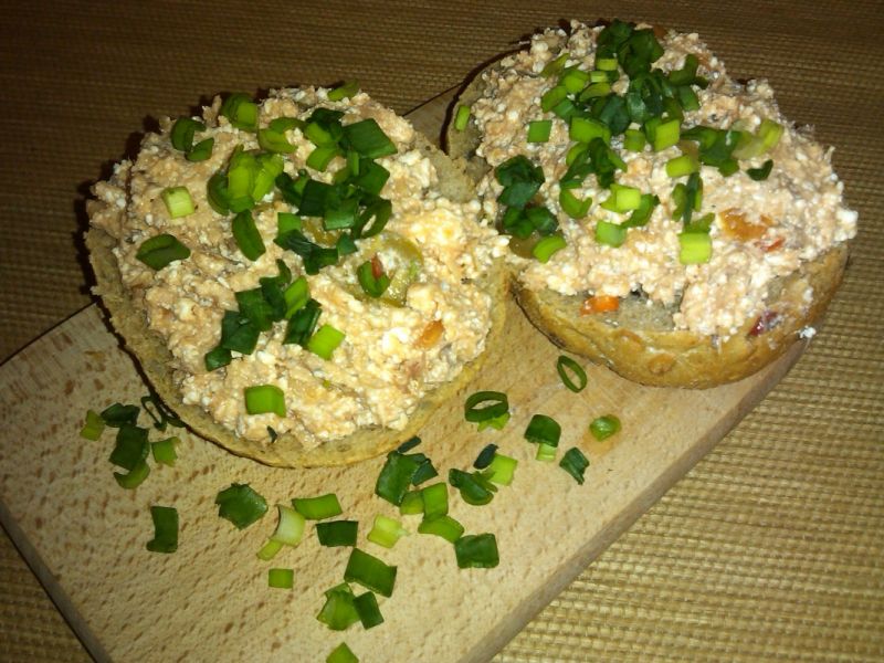 Pasta serowa z makrelą i oliwkami 