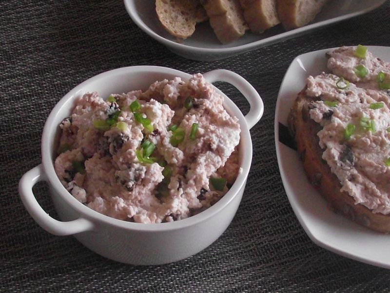 Pasta serowa z suszonymi pomidorami i czosnkiem Pasta serowa z suszonymi pomidorami i czosnkiem