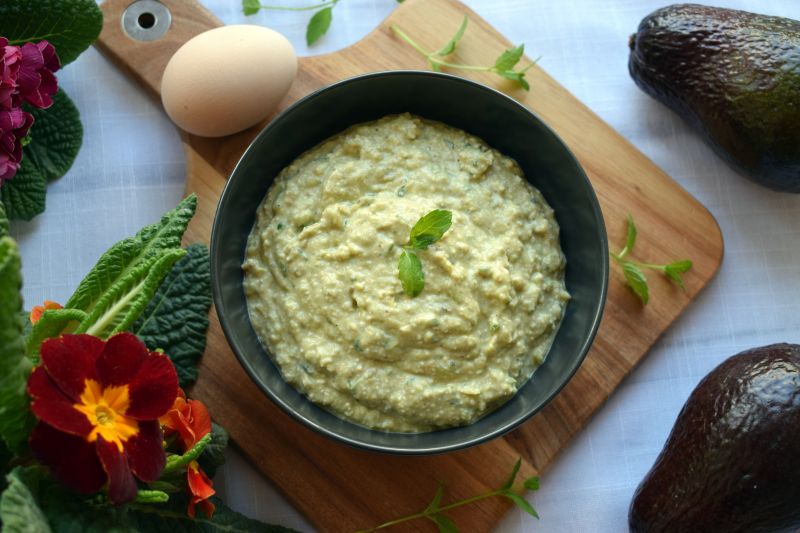 Pasta twarogowa z awokado, ogórkiem i miętą Pasta twarogowa z awokado, ogórkiem i miętą