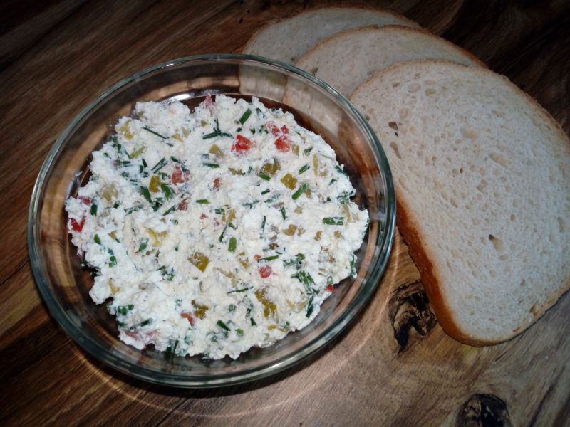 Pasta twarogowa z papryką i ogórkiem kiszonym