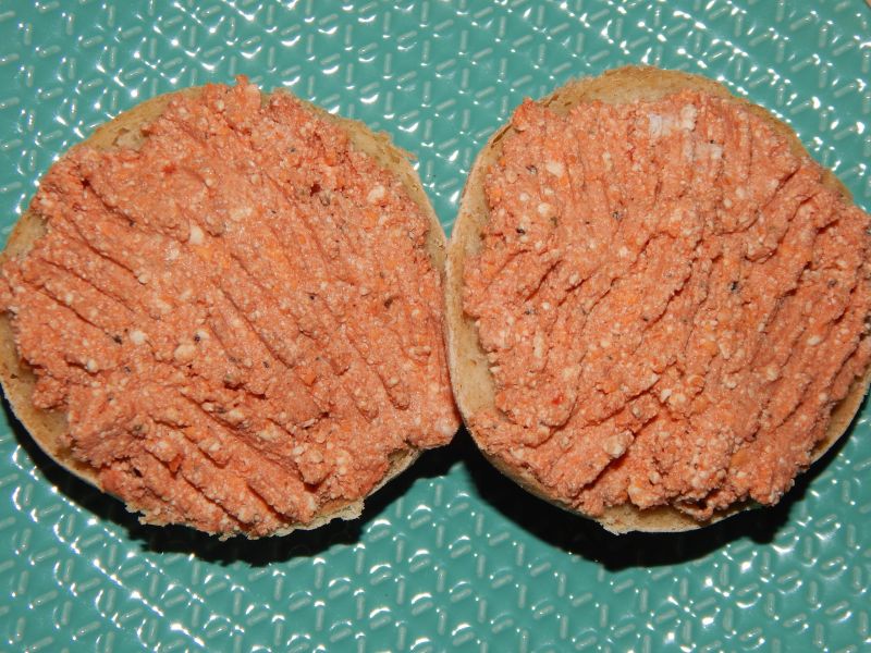 Pasta twarogowa z wędzonym dorszem i pomidorami