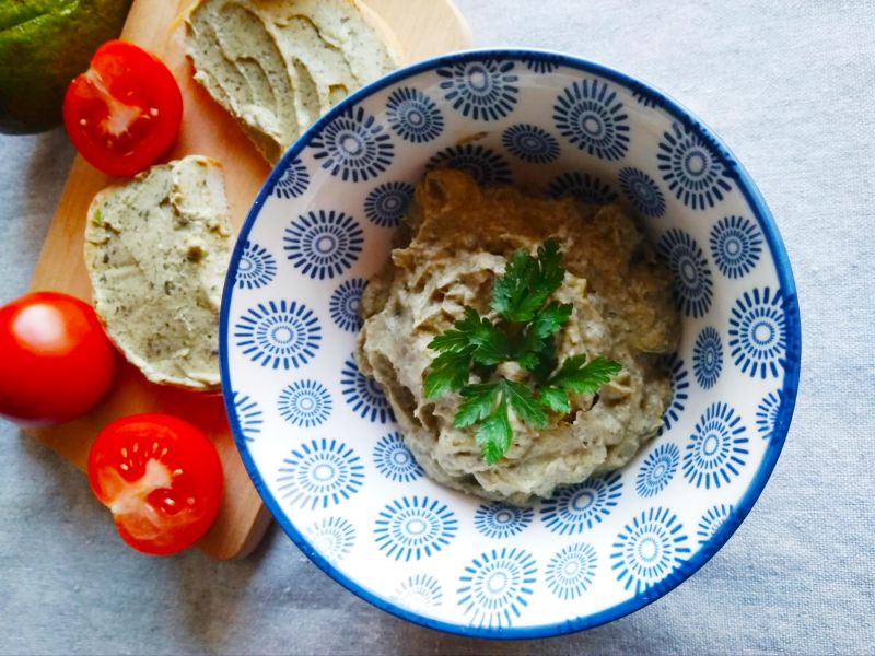 Pasta z awokado, ciemnych oliwek i jajek. Pasta z awokado, ciemnych oliwek i jajek.