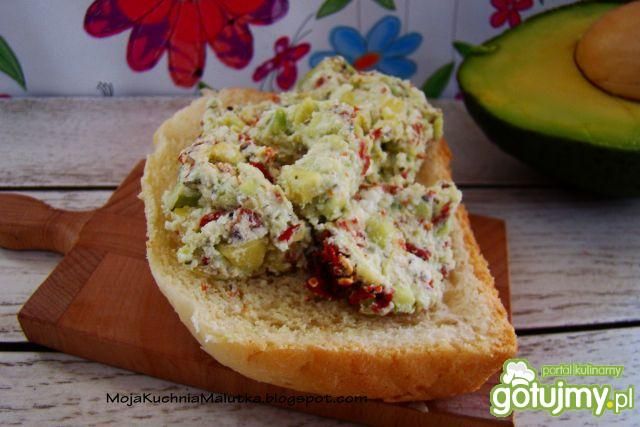 Pasta z awokado i suszonych pomidorów 