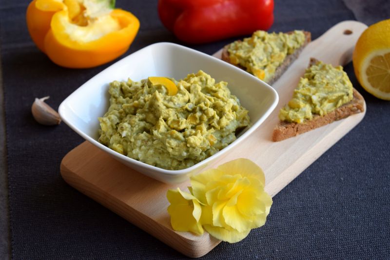 Pasta z awokado i żółtej papryki