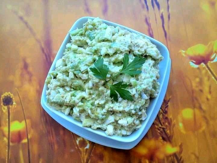 Pasta z awokado, jajek i ogórków kiszonych Pasta z awokado, jajek i ogórków kiszonych