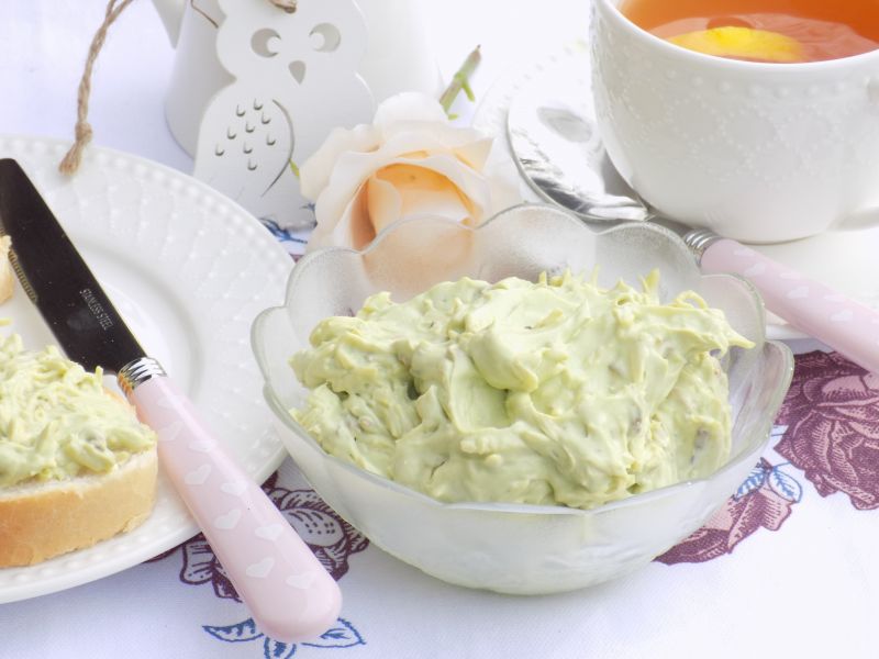 Pasta z awokado, sera feta i sera żółtego Pasta z awokado, sera feta i sera żółtego