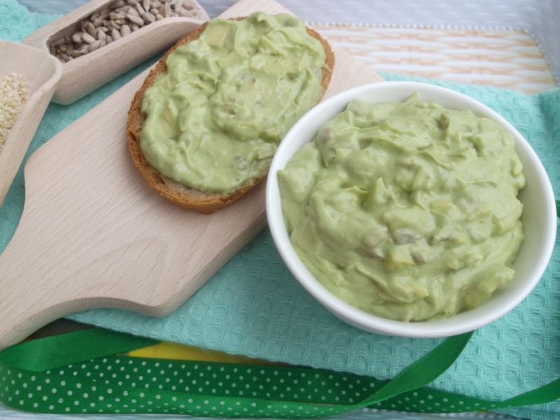 Pasta z awokado sera żółtego i ziaren  Pasta z awokado sera żółtego i ziaren