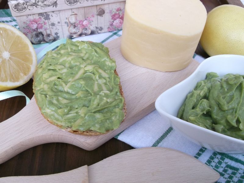 Pasta z awokado,serem żółtym i młodym jęczmieniem Pasta z awokado,serem żółtym i młodym jęczmieniem