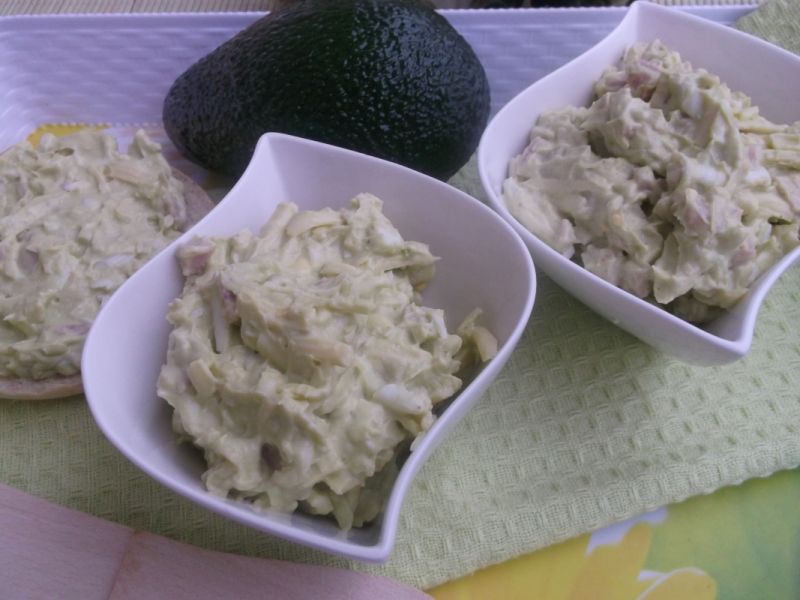 Pasta z awokado, szynki, sera żółtego i jajek Pasta z awokado, szynki, sera żółtego i jajek