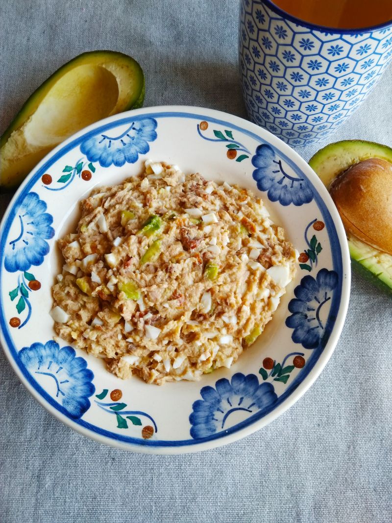 Pasta z awokado, tuńczyka, jajek.