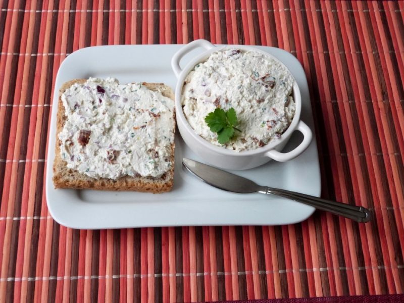 Pasta z białego sera z suszonymi pomidorami