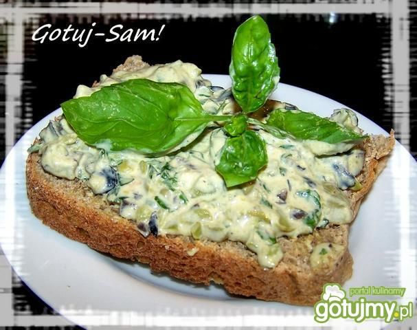 Pasta z bobu z oliwkami i bazylią