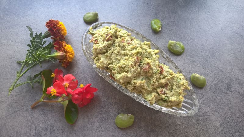 Pasta z bobu z suszonymi pomidorami i bazylią