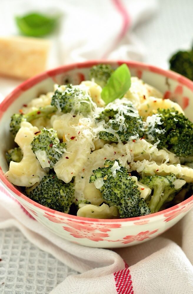 Pasta z brokułami w sosie śmietanowo-serowym  Pasta z brokułami w sosie śmietanowo-serowym