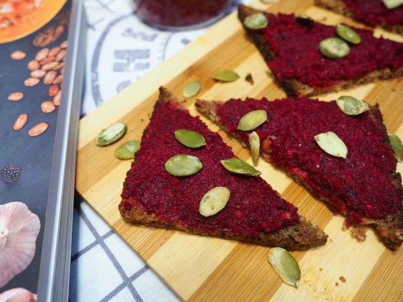 Pasta z buraków i czosnku