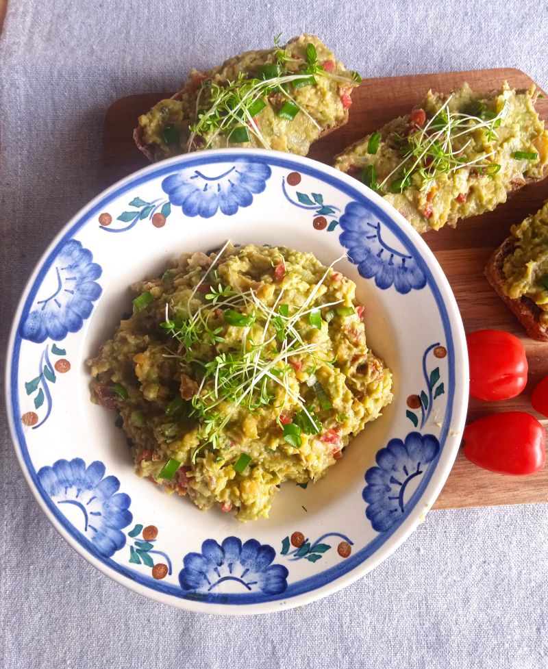 Pasta z ciecierzycy i awokado
