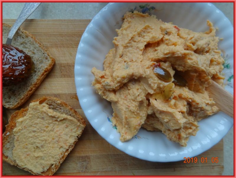 Pasta z ciecierzycy i suszonych pomidorów