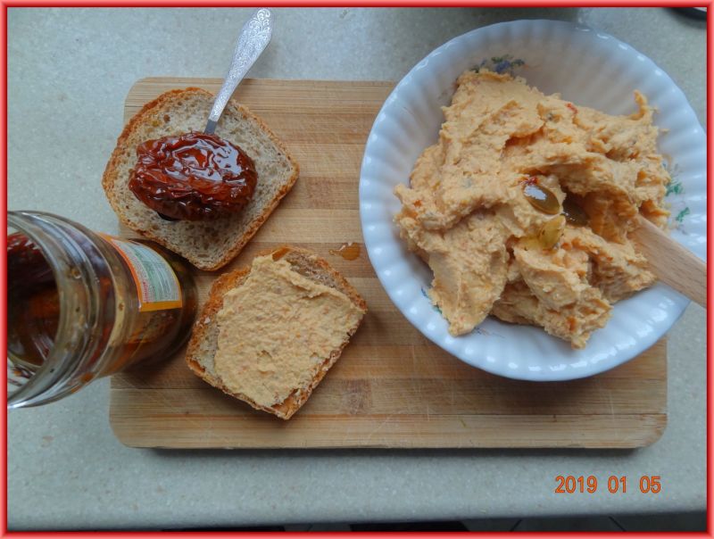 Pasta z ciecierzycy i suszonych pomidorów