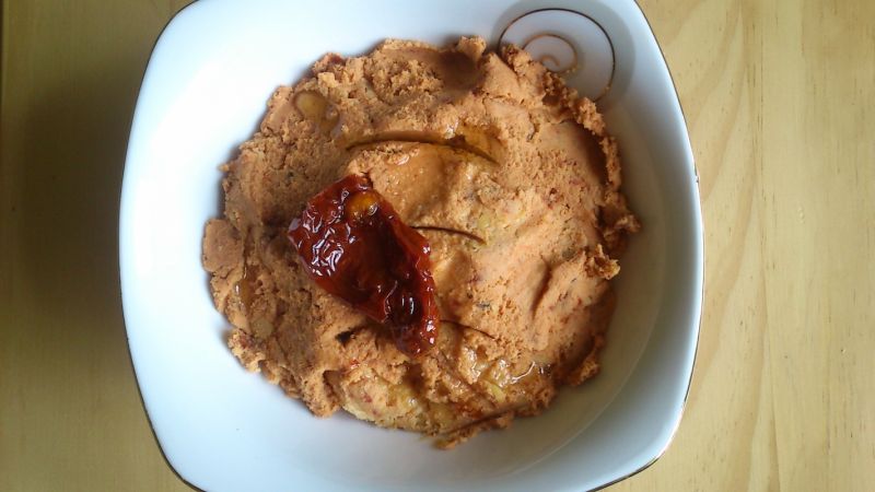 Pasta z ciecierzycy z suszonymi pomidorami