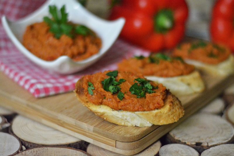 Pasta z cieciorki i papryki z nutą suszonych pomid