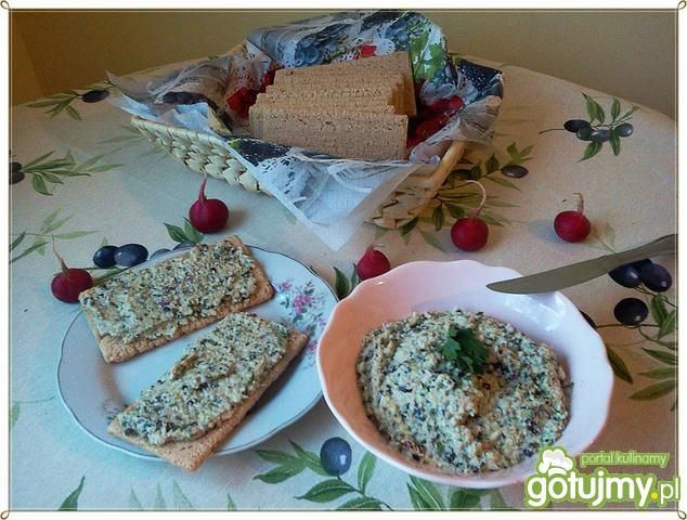 Pasta z czerwonej sałaty, warzyw i kurcz