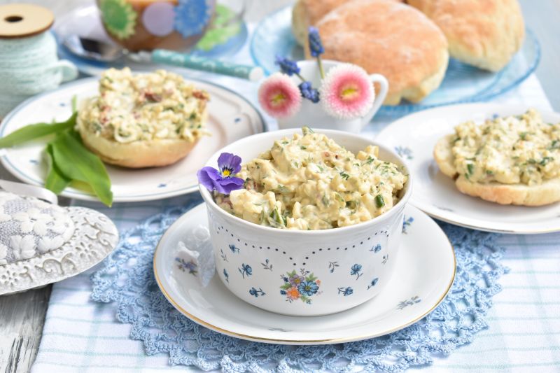 Pasta z czosnkiem niedźwiedzim i suszonymi pomidor Pasta z czosnkiem niedźwiedzim i suszonymi pomidor