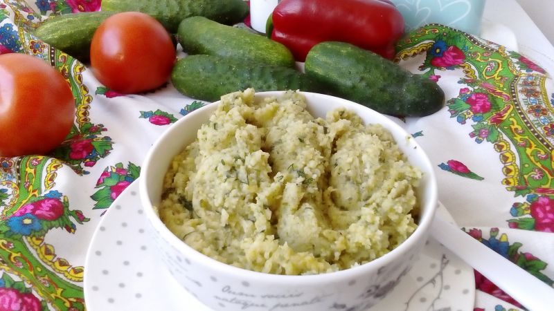 Pasta z duszonego kalafiora i zielonego ogórka