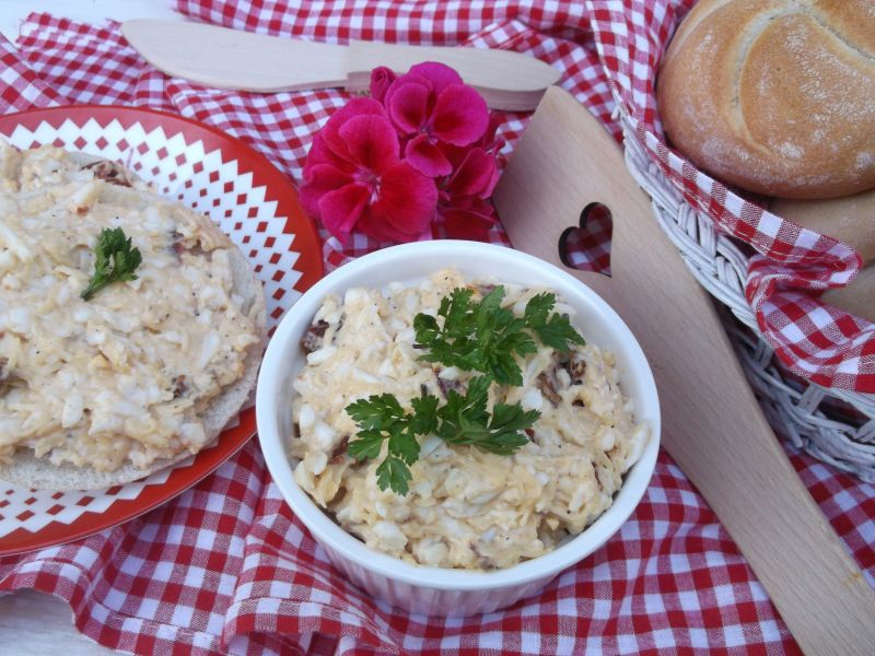 Pasta z jajek, sera żółtego i suszonych pomidorów 