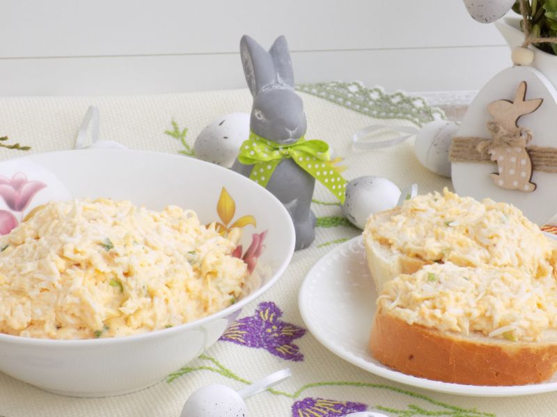 Pasta z jajek, sera żółtego ze smażoną cebulką Pasta z jajek, sera żółtego ze smażoną cebulką
