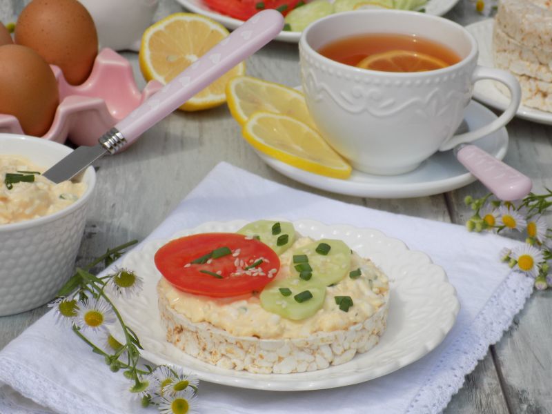 Pasta z jajek, sezamu podana na waflach ryżowych