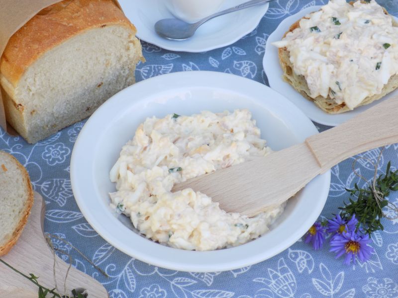Pasta z jajek, wędliny i sera mozzarella 