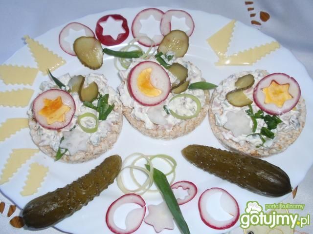 Pasta z kiełbasy i ogórków na waflu . Pasta z kiełbasy i ogórków na waflu .