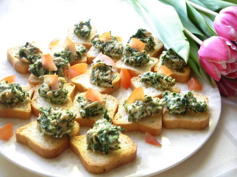 Pasta z łososia i szpinaku na mini sucharkach 