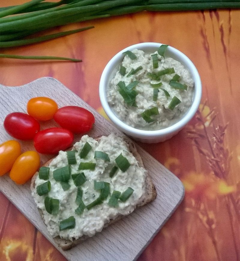 Pasta z pieczonej makreli z ogórkiem i koperkiem