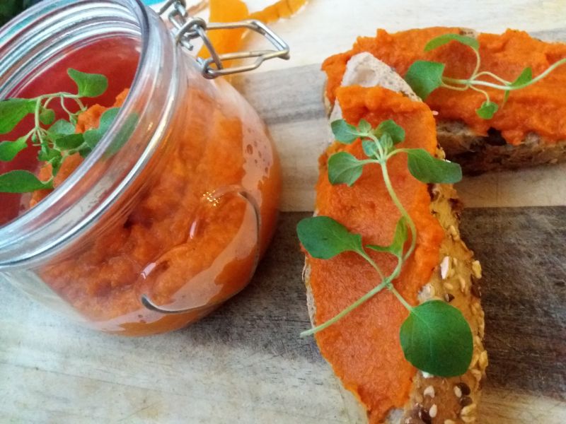 Pasta z pieczonej papryki i marchewki. Pasta z pieczonej papryki i marchewki.