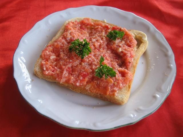 Pasta z pomidorow i boczku