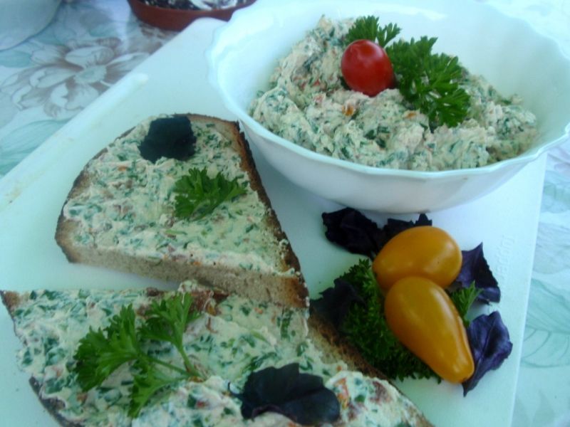 Pasta z rukoli i pomidorów suszonych