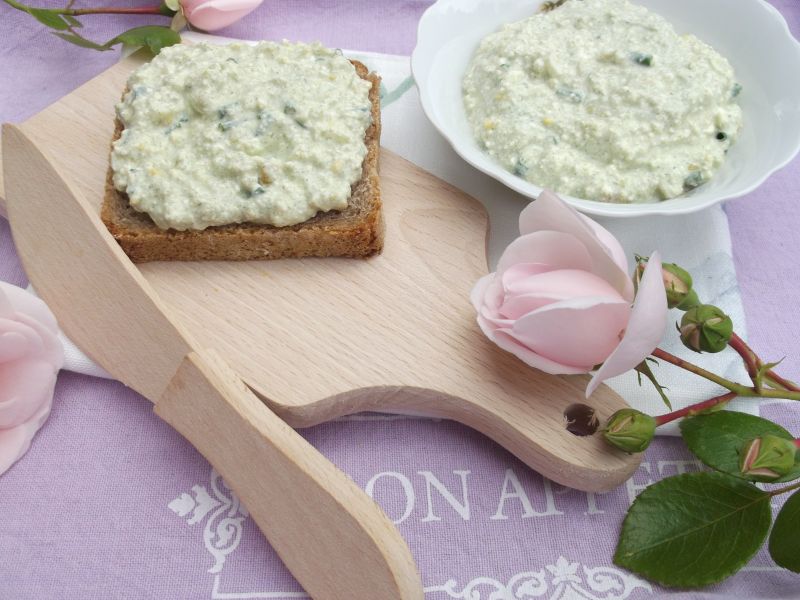 Pasta z sera białego, jajka i młodego jęczmienia 