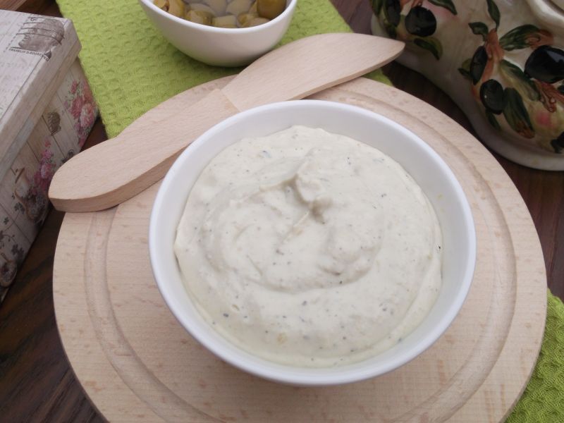 Pasta z sera feta i zielonych oliwek.