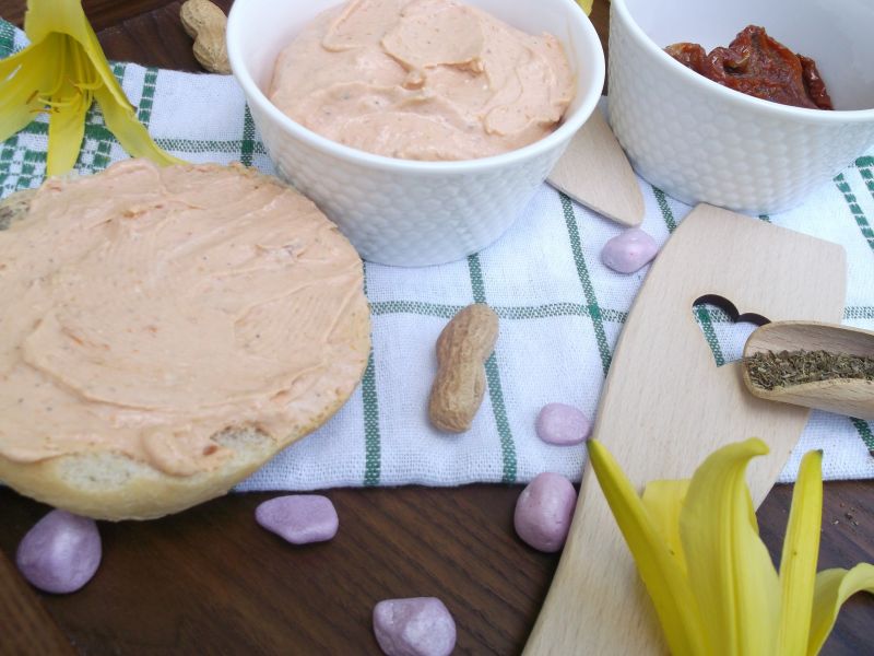 Pasta z sera feta,suszonych pomidorów i orzeszków