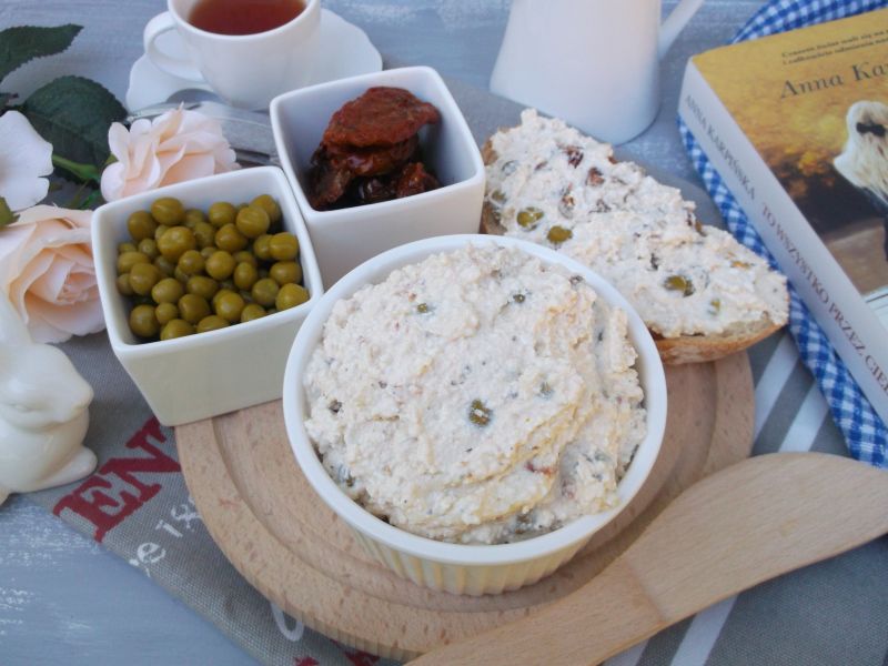 Pasta z sera, groszku i suszonych pomidorów Pasta z sera, groszku i suszonych pomidorów