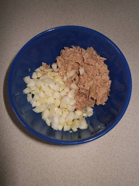 Pasta z tuńczyka, ogórka konserwowego i z cebulki
